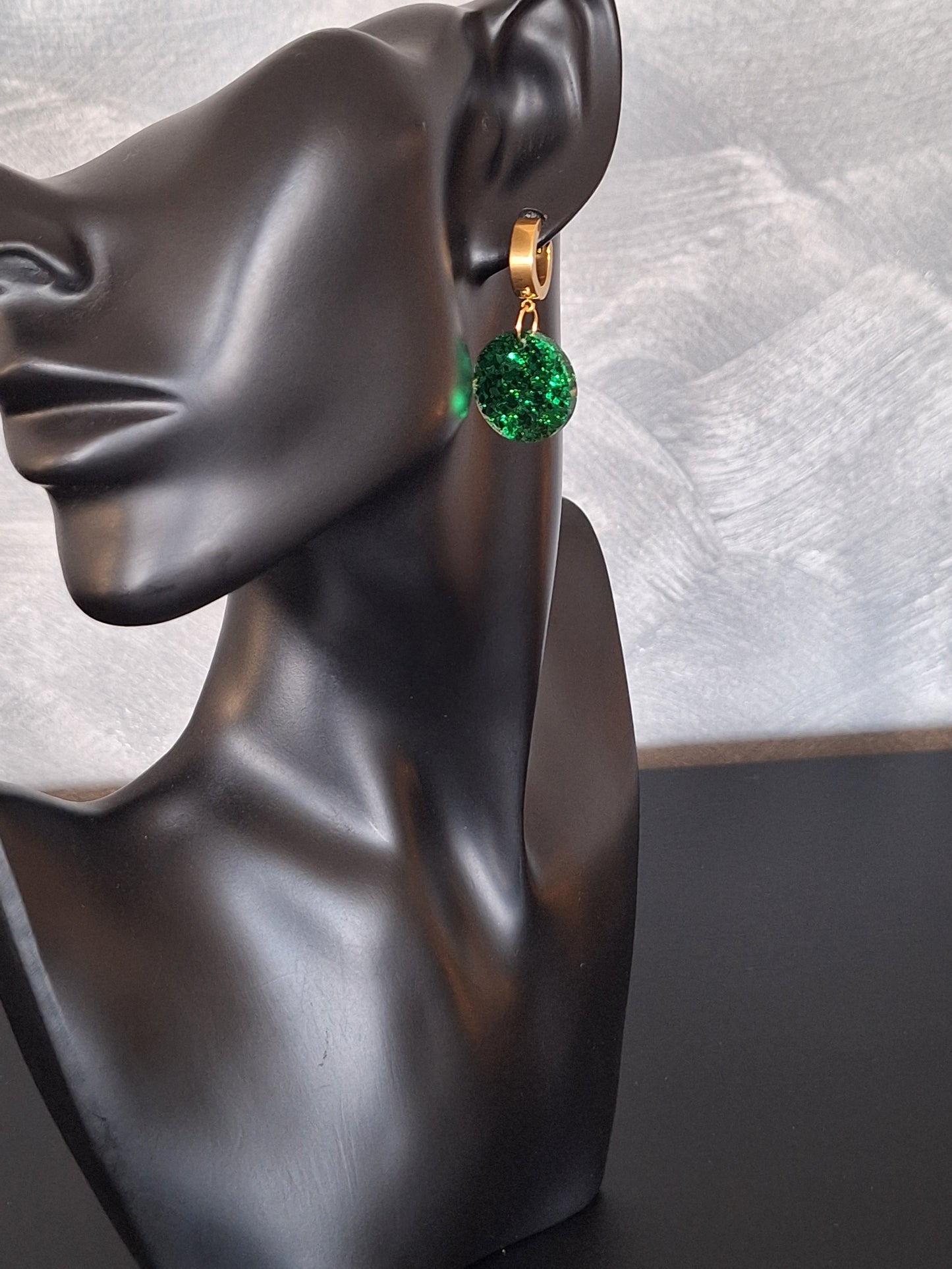 Green glow – with a golden ring